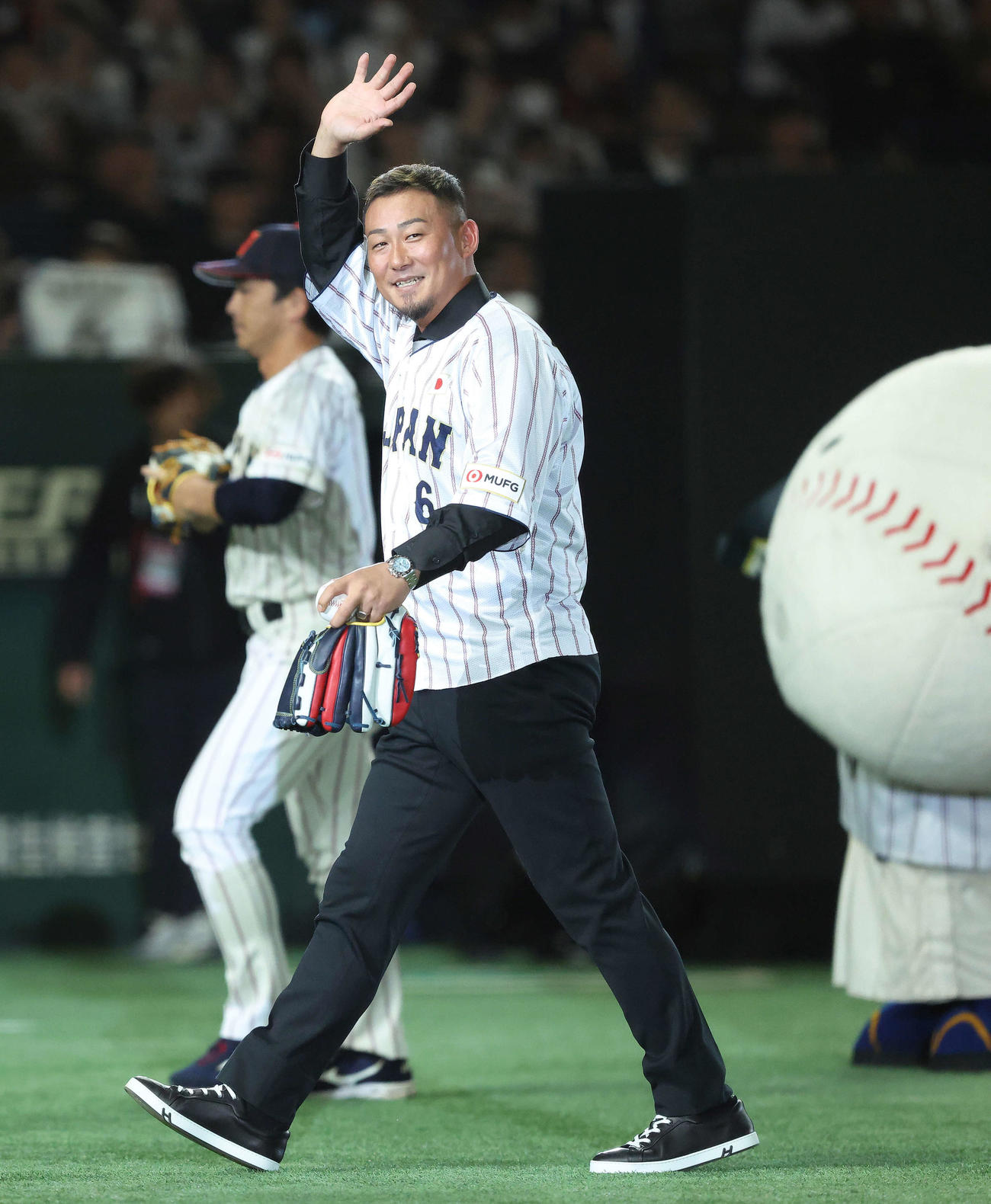 日本対韓国　開始前、始球式を務めた中田氏（撮影・河田真司）
