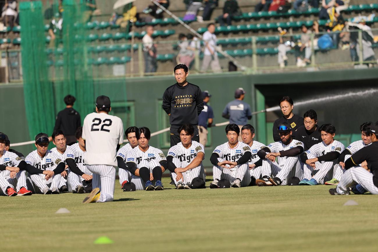 藤川監督の話を聞くナイン（撮影・上田博志）