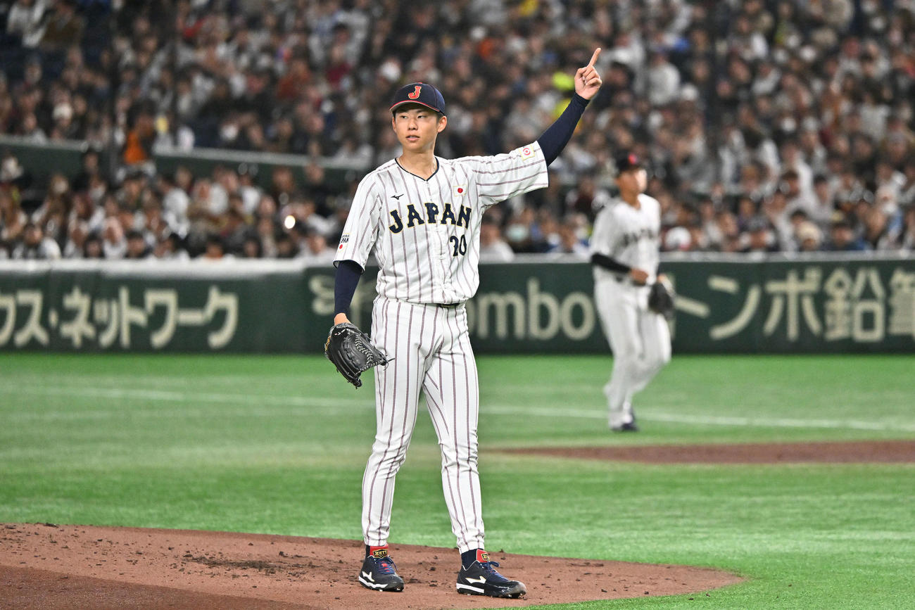 日本対韓国　スイングをアピールする日本先発の曽谷（撮影・滝沢徹郎）