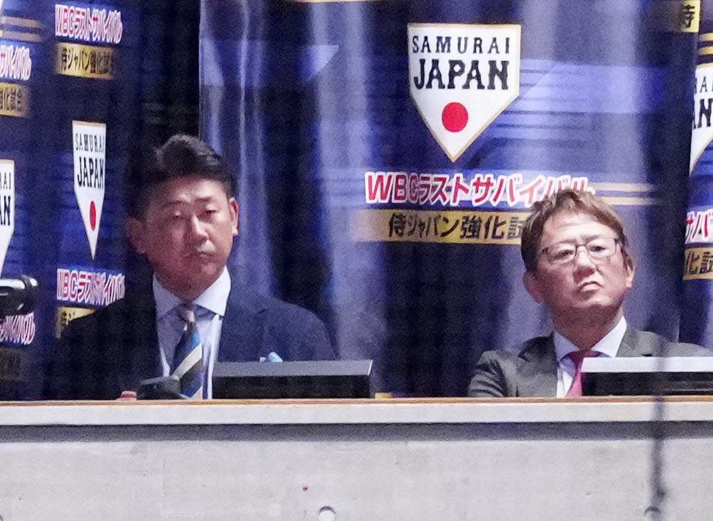 日本対韓国　テレビ中継の解説を務める古田氏（右）と松坂氏（撮影・江口和貴）