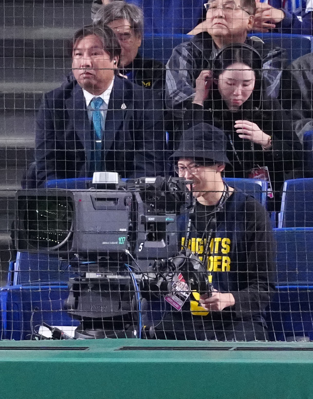 日本対韓国　Prime Videoのバックネット裏解説に臨む里崎氏（後方左）（撮影・江口和貴）