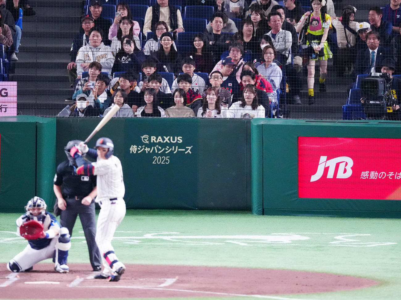 日本対韓国　Prime Videoのバックネット裏解説に臨む里崎氏（後方右端）（撮影・江口和貴）