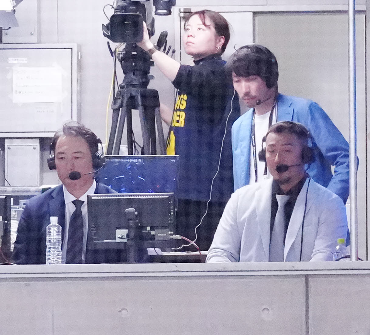 日本対韓国　Prime Videoのライブ配信で解説を務める黒田氏（左）とゲスト解説の中田氏（撮影・江口和貴）