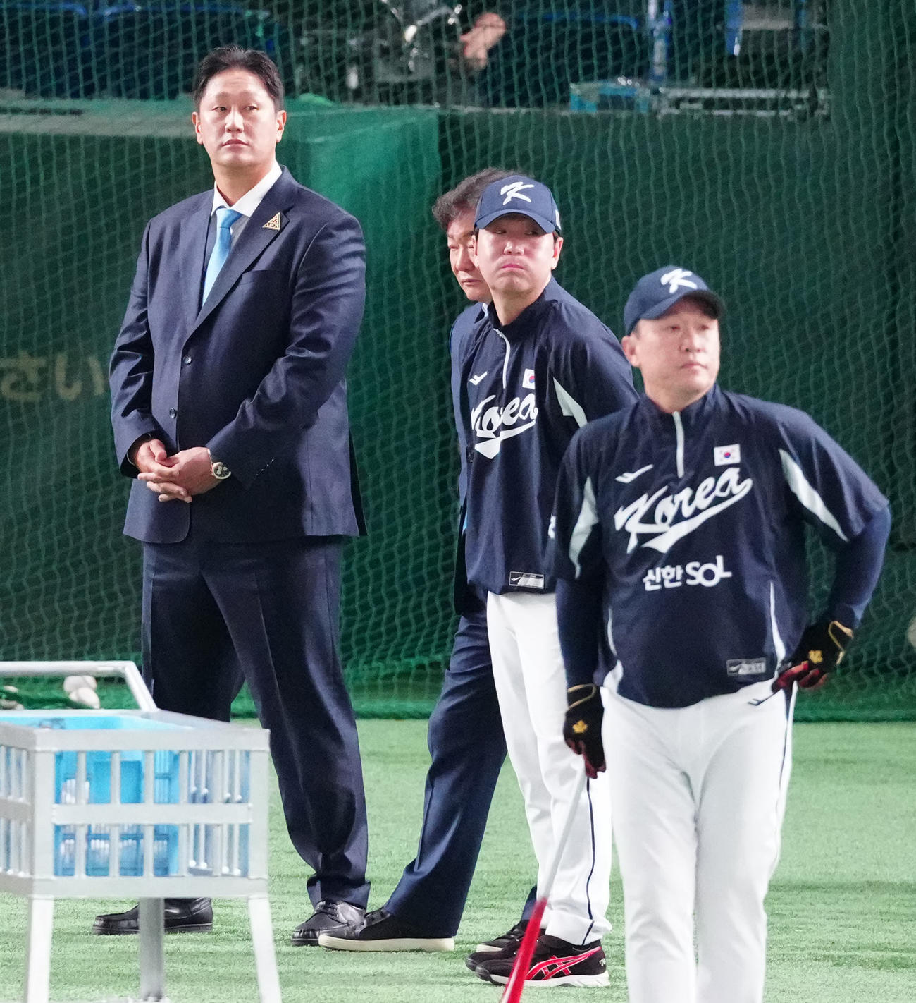 日本対韓国　韓国の試合前練習を見つめる李大浩氏（左）（撮影・江口和貴）