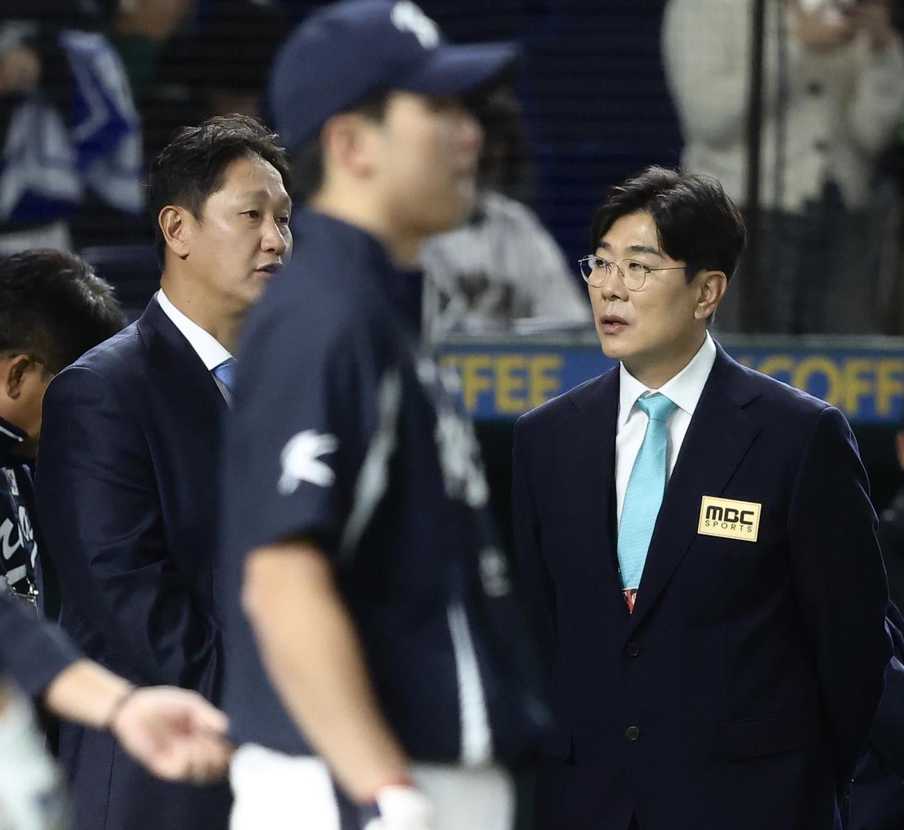 日本対韓国　試合前、韓国の練習を見る李大浩氏（左）と鄭■（■は王ヘンに民）哲氏（撮影・河田真司）
