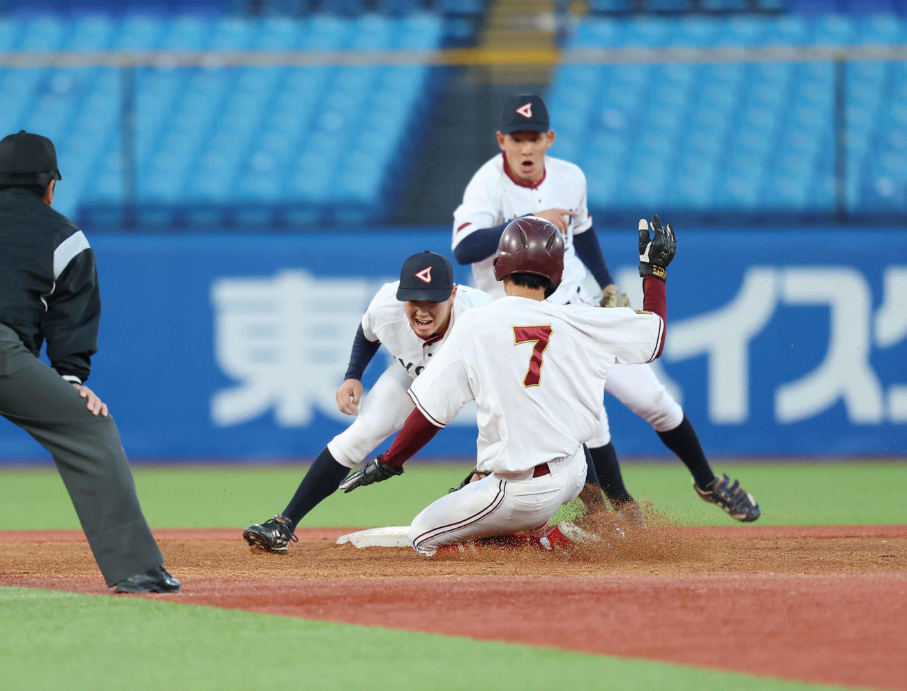 杏林大対名城大　1回裏名城大無死一塁、二盗を試みるもタッチアウトとなる西山（手前）（撮影・増田悦実）