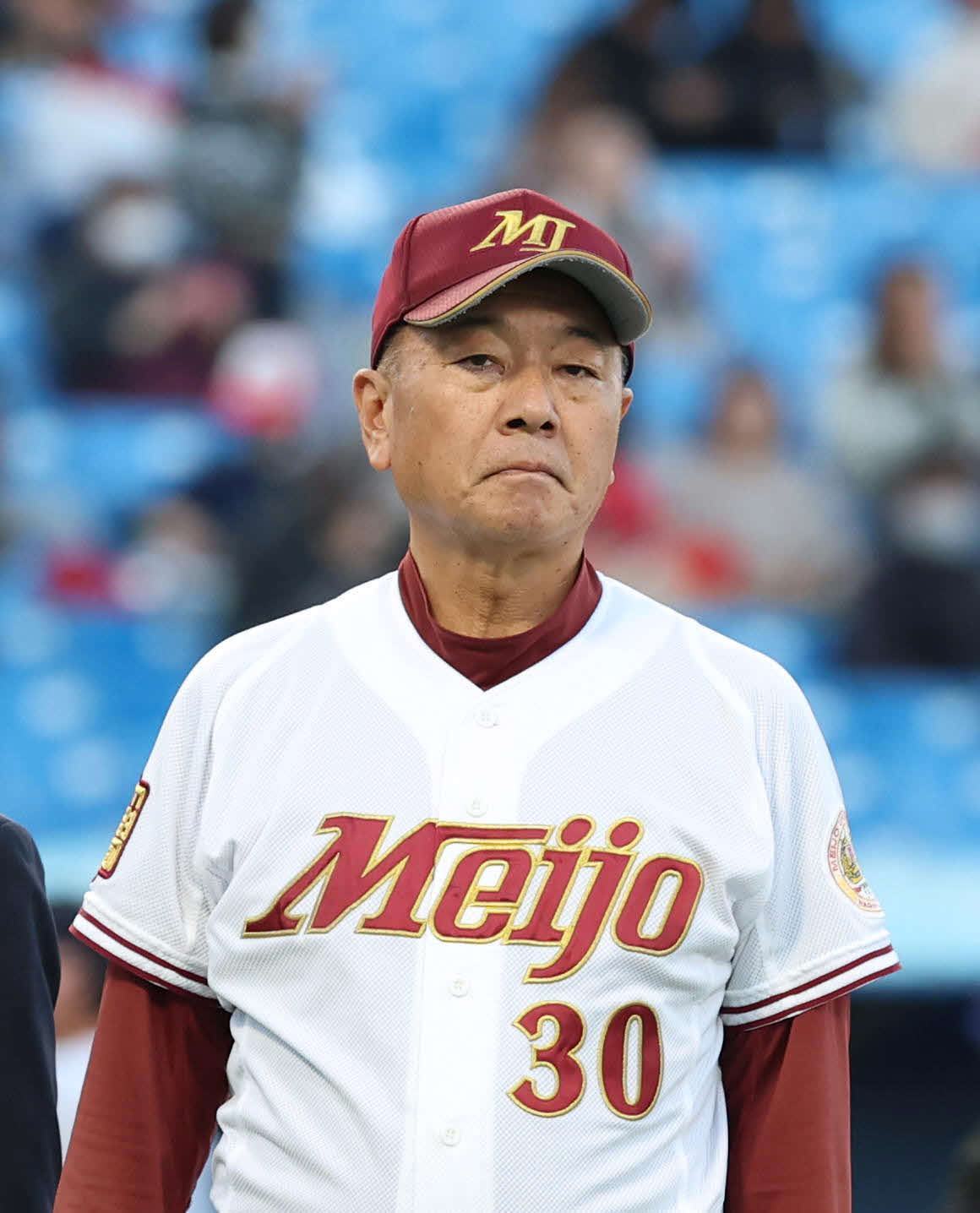 杏林大対名城大　スタンドにあいさつをする名城大・安江監督（撮影・増田悦実）