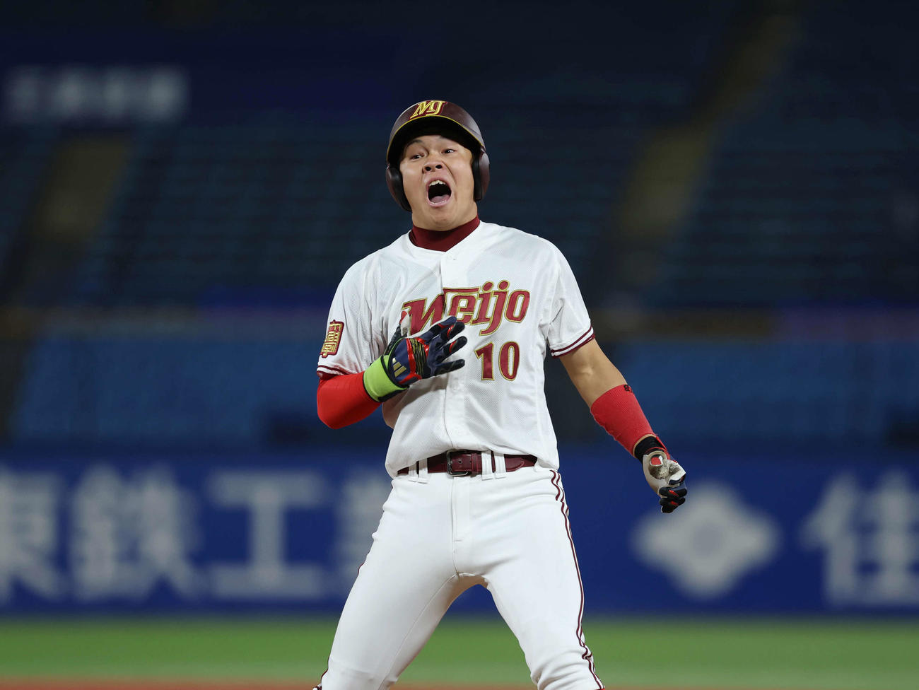 杏林大対名城大　8回裏名城大2死一、三塁、適時打を放ち喜びの声を上げる山蔭（撮影・増田悦実）