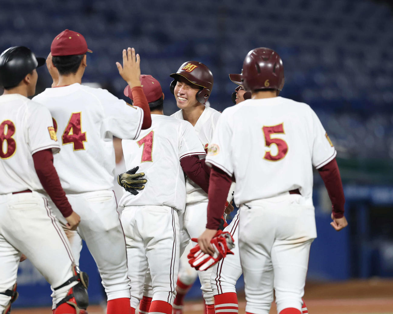 杏林大対名城大　10回裏名城大1死一、二塁、サヨナラの適時二塁打を放ちナインと抱き合い喜ぶ高桑（右から2人目）（撮影・増田悦実）