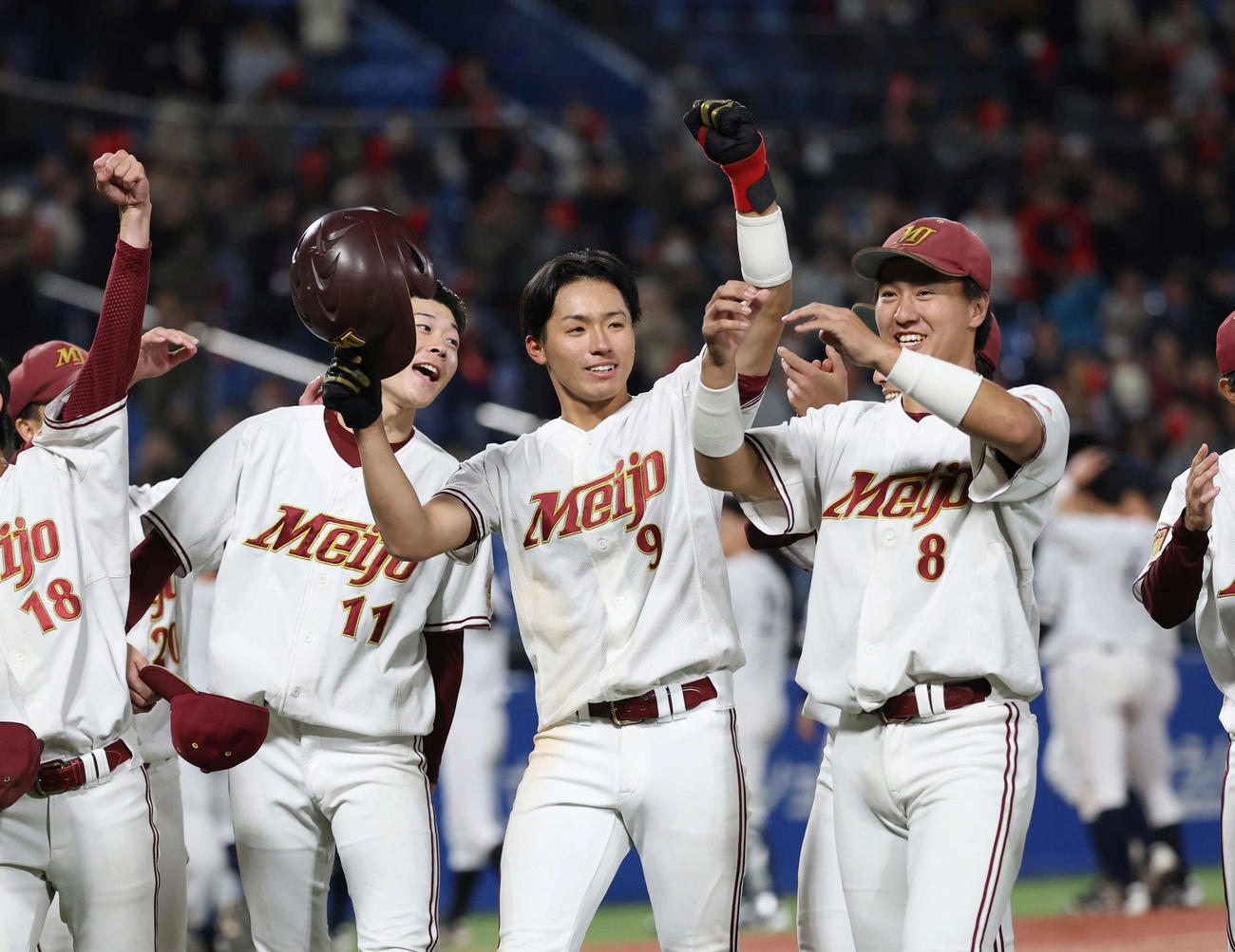 杏林大対名城大　自身のサヨナラ打で勝利しガッツポーズをする名城大・高桑（中央）（撮影・増田悦実）