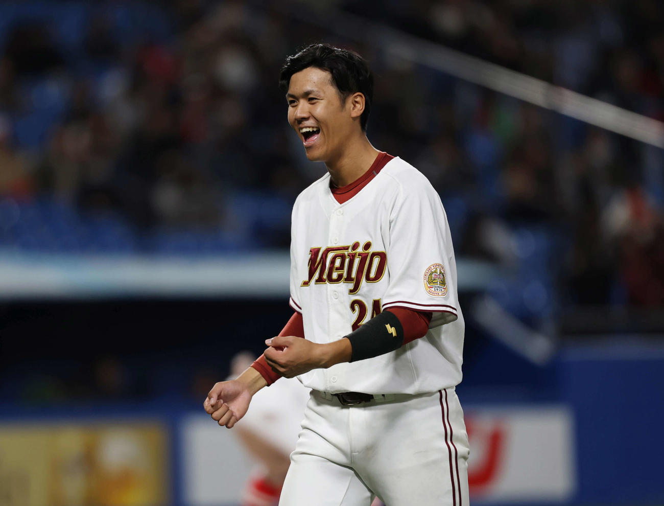 杏林大対名城大　9回裏名城大2死三塁、適時打を放ち笑顔でベンチへ戻る柳（撮影・増田悦実）