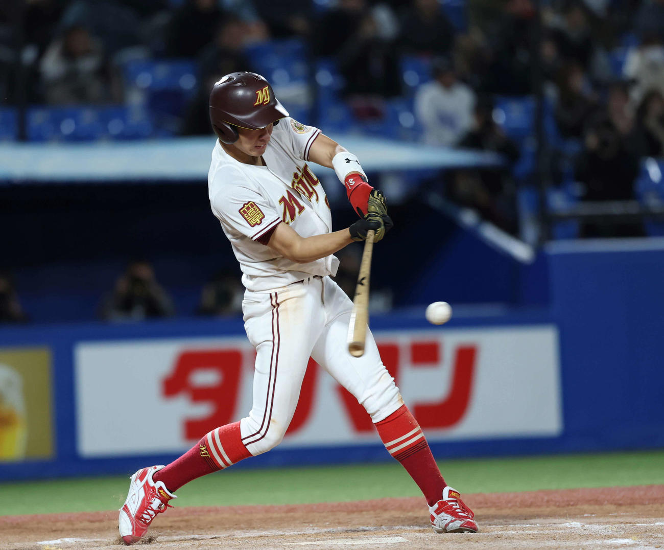 杏林大対名城大　10回裏名城大1死一、二塁、サヨナラの適時二塁打を放つ高桑（撮影・増田悦実）