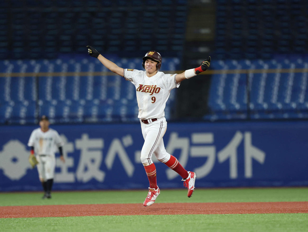 杏林大対名城大　10回裏名城大1死一、二塁、サヨナラの適時二塁打を放ちガッツポーズをする高桑（撮影・増田悦実）