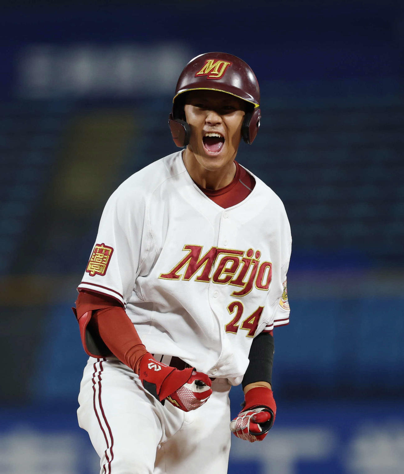杏林大対名城大　9回裏名城大2死三塁、適時打を放ちガッツポーズをする柳（撮影・増田悦実）