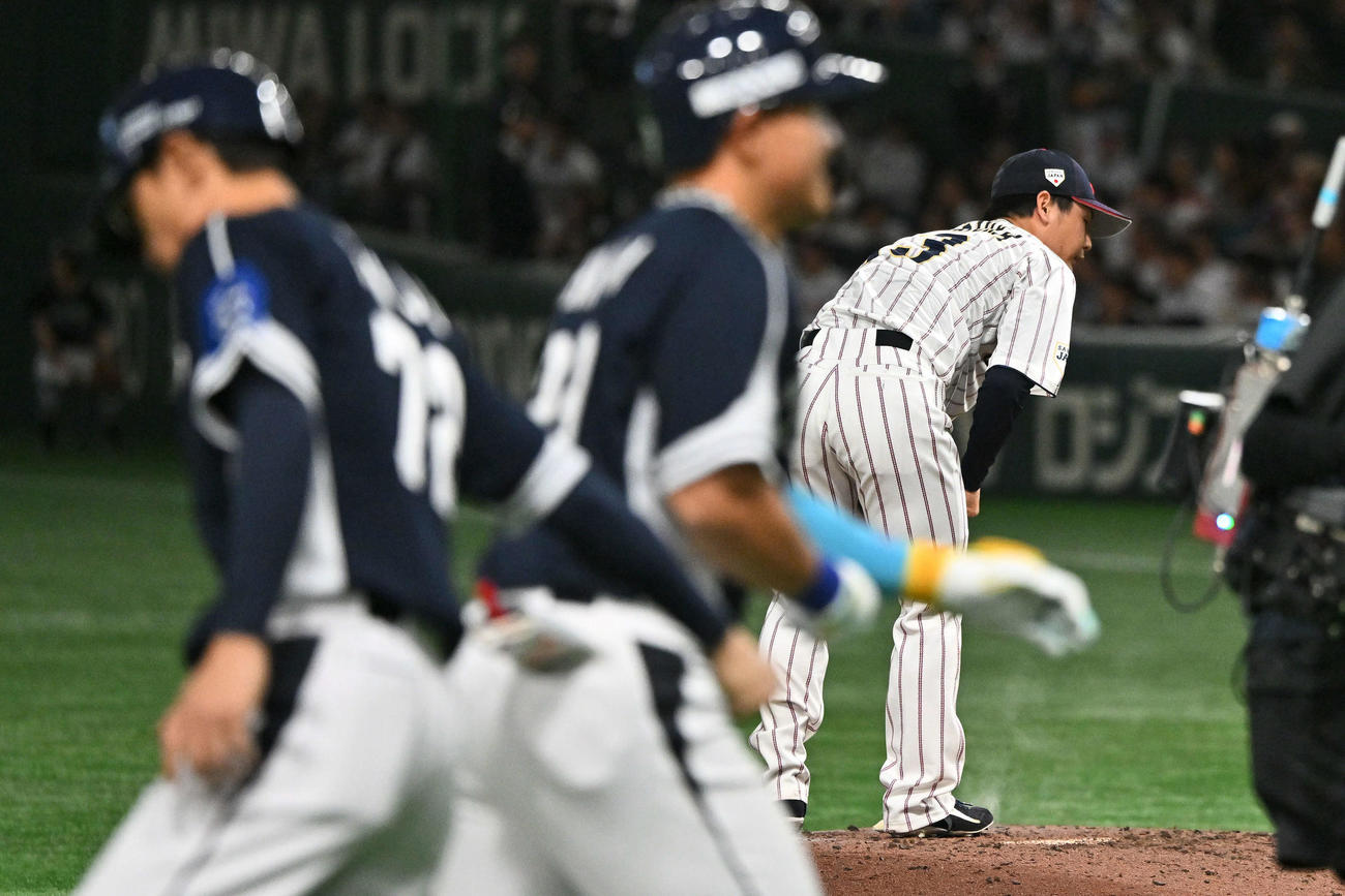 日本対韓国　4回表韓国無死一塁、安賢民に先制2点本塁打を許す森浦（後方）（撮影・滝沢徹郎）