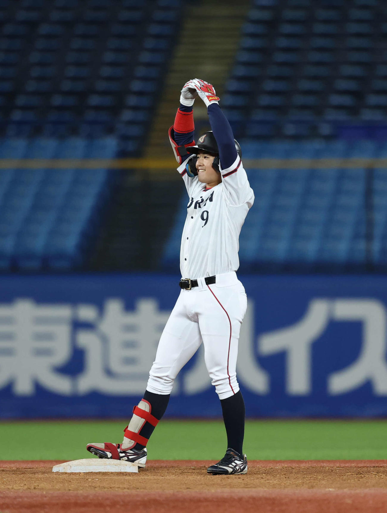 杏林大対名城大　6回表杏林大1死一、二塁、適時二塁打を放ち喜びのポーズをする井土（撮影・増田悦実）