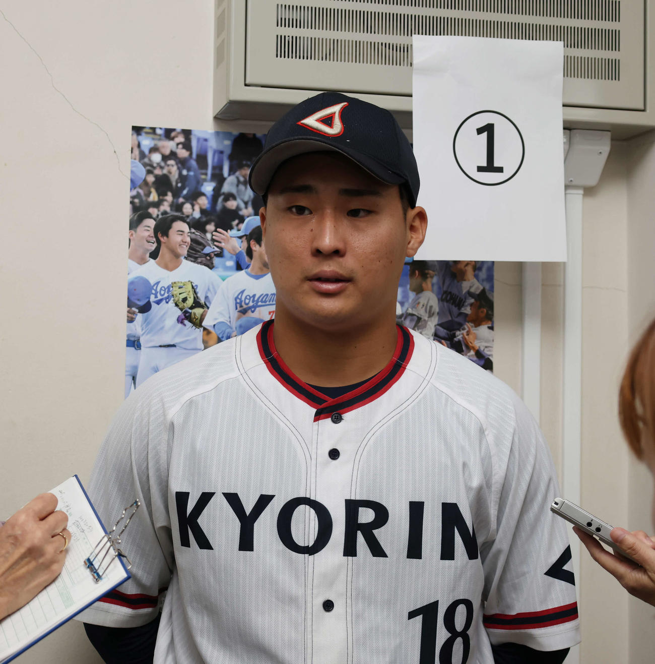 杏林大対名城大　試合後、囲み取材を受ける杏林大・松本（撮影・増田悦実）