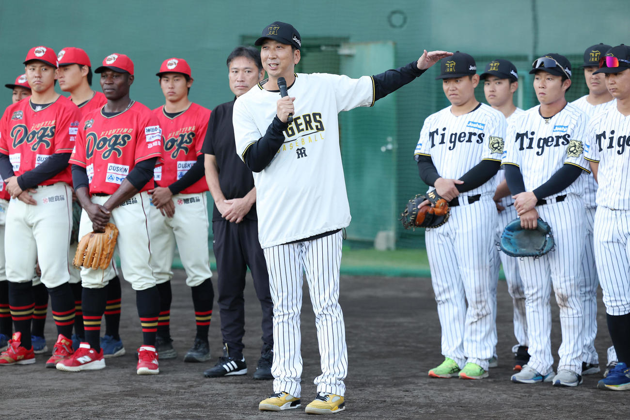 野球教室前、子どもたちにあいさつする阪神藤川監督（中央）（撮影・前田充）