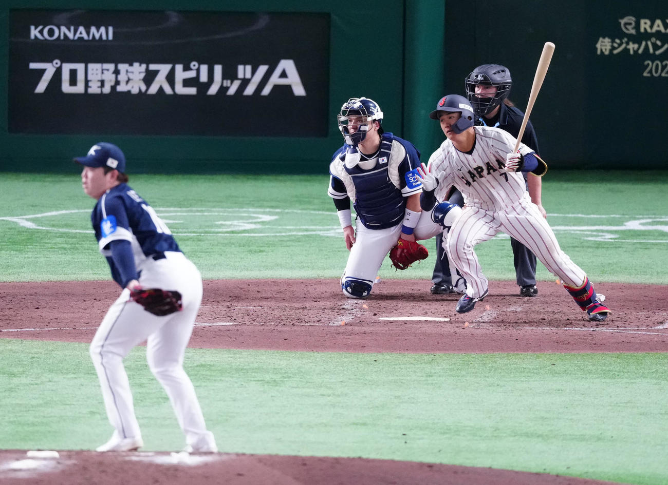 日本対韓国　4回裏日本2死二、三塁、2点適時二塁打を放つ西川（撮影・江口和貴）