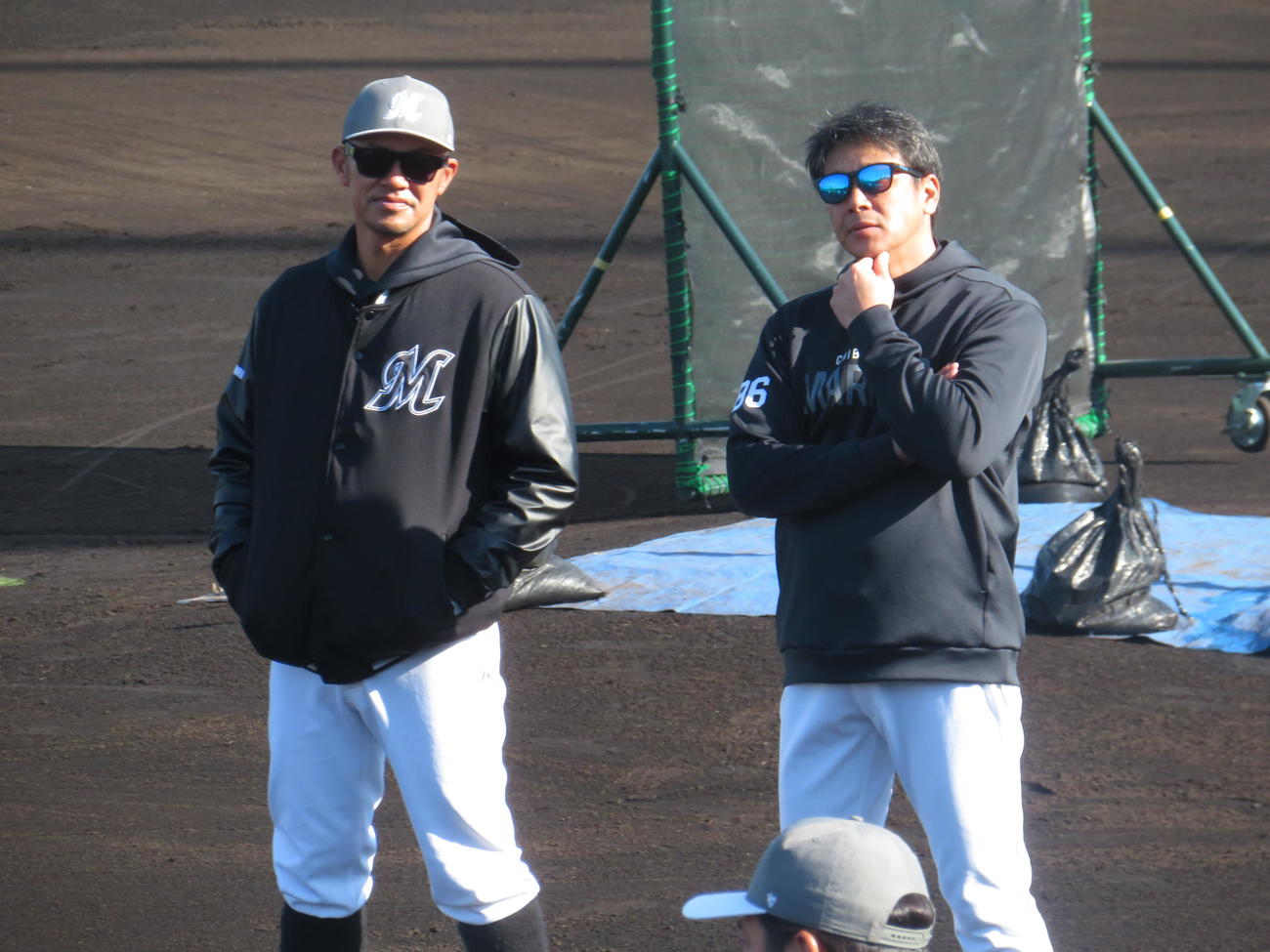 練習を見守るサブロー監督（右）と福浦2軍監督（撮影・星夏穂）