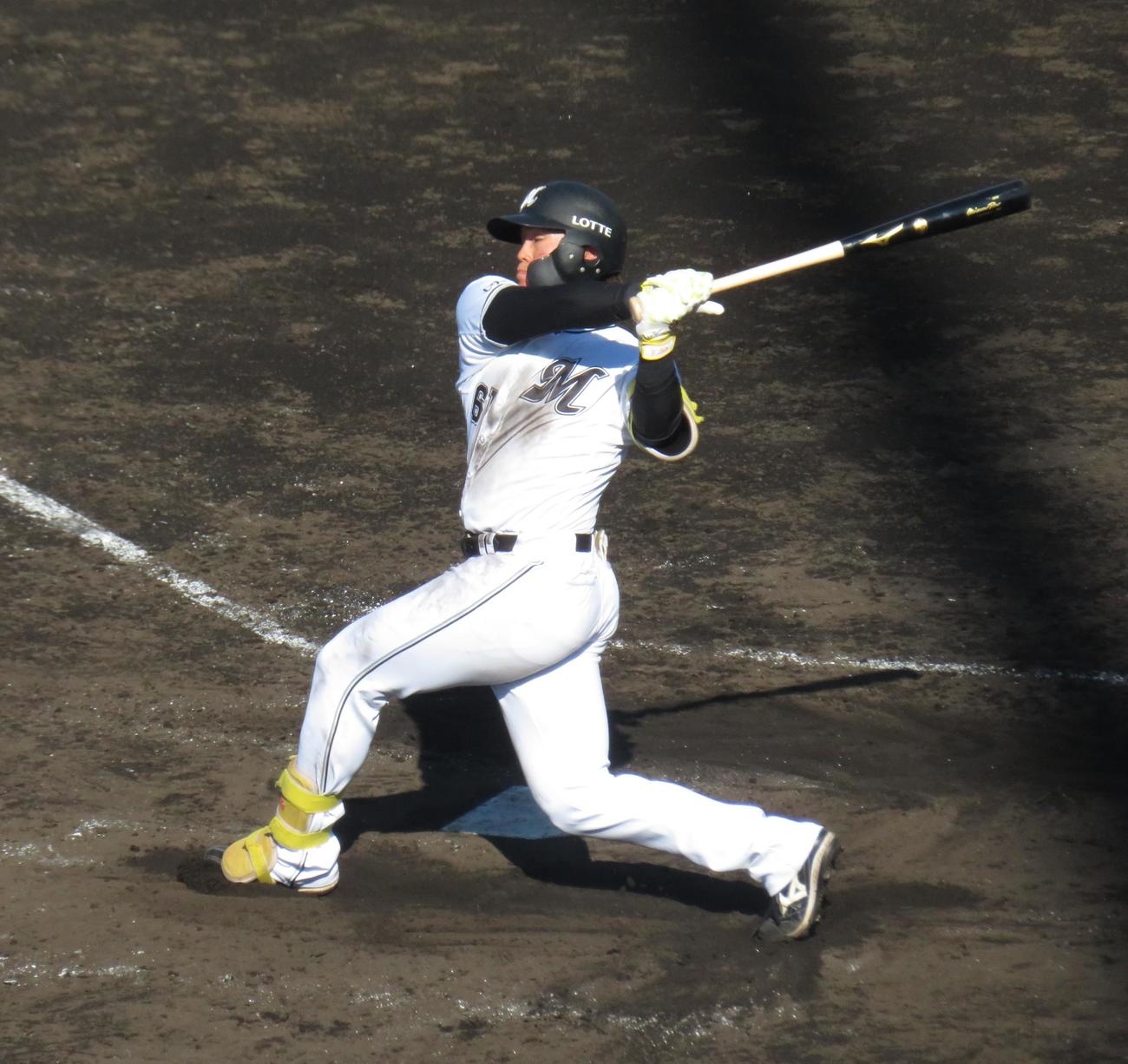 ロッテ対広島　3回裏2死一塁　中前打を放つ山本（撮影・星夏穂）