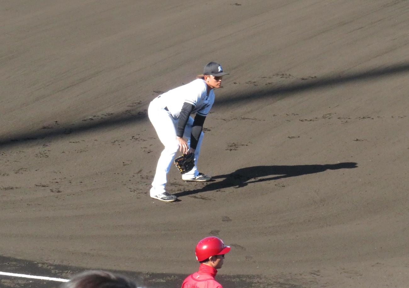 ロッテ対広島　三塁の守備につく山本（撮影・星夏穂）