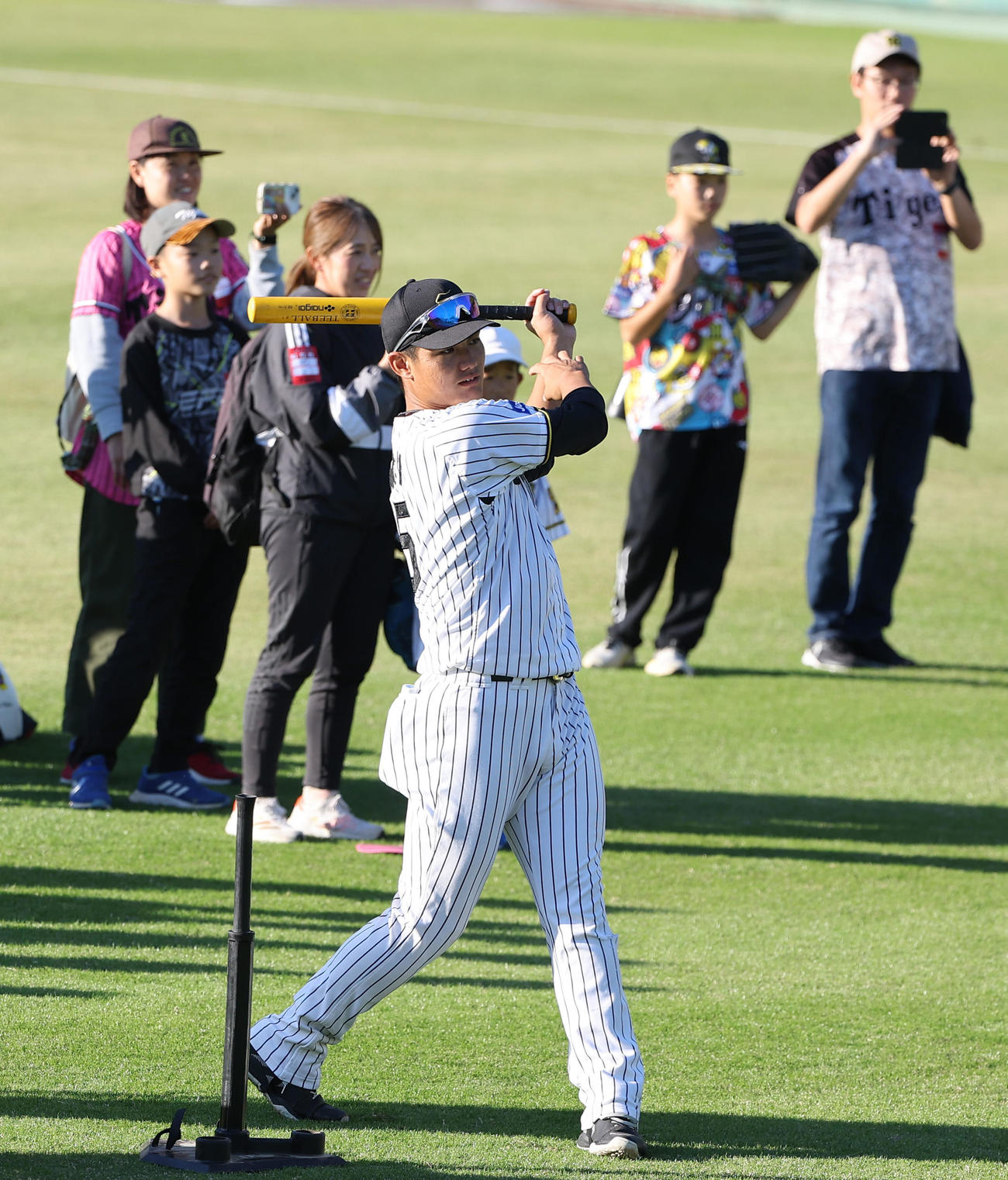野球教室でバッティングを披露する西純（撮影・上田博志）