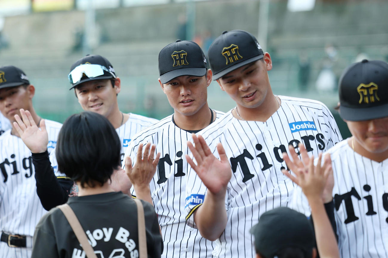 野球教室で子どもたちとふれ合う阪神西純（中央）ら（撮影・前田充）