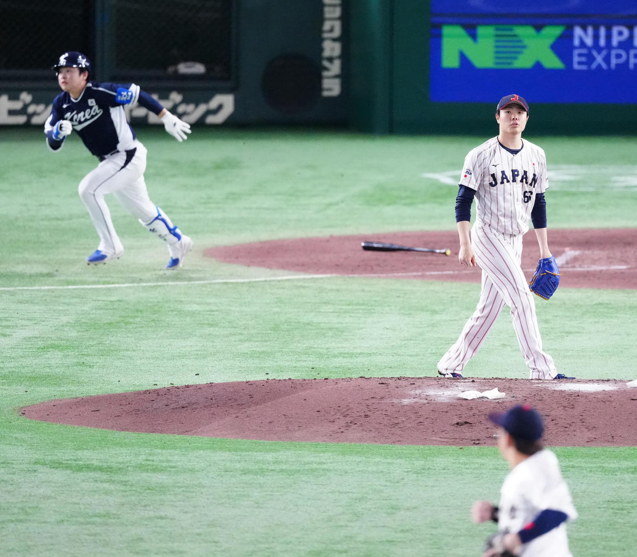 日本対韓国　5回表韓国無死、文賢彬（左）を一直に仕留めた松本（撮影・江口和貴）