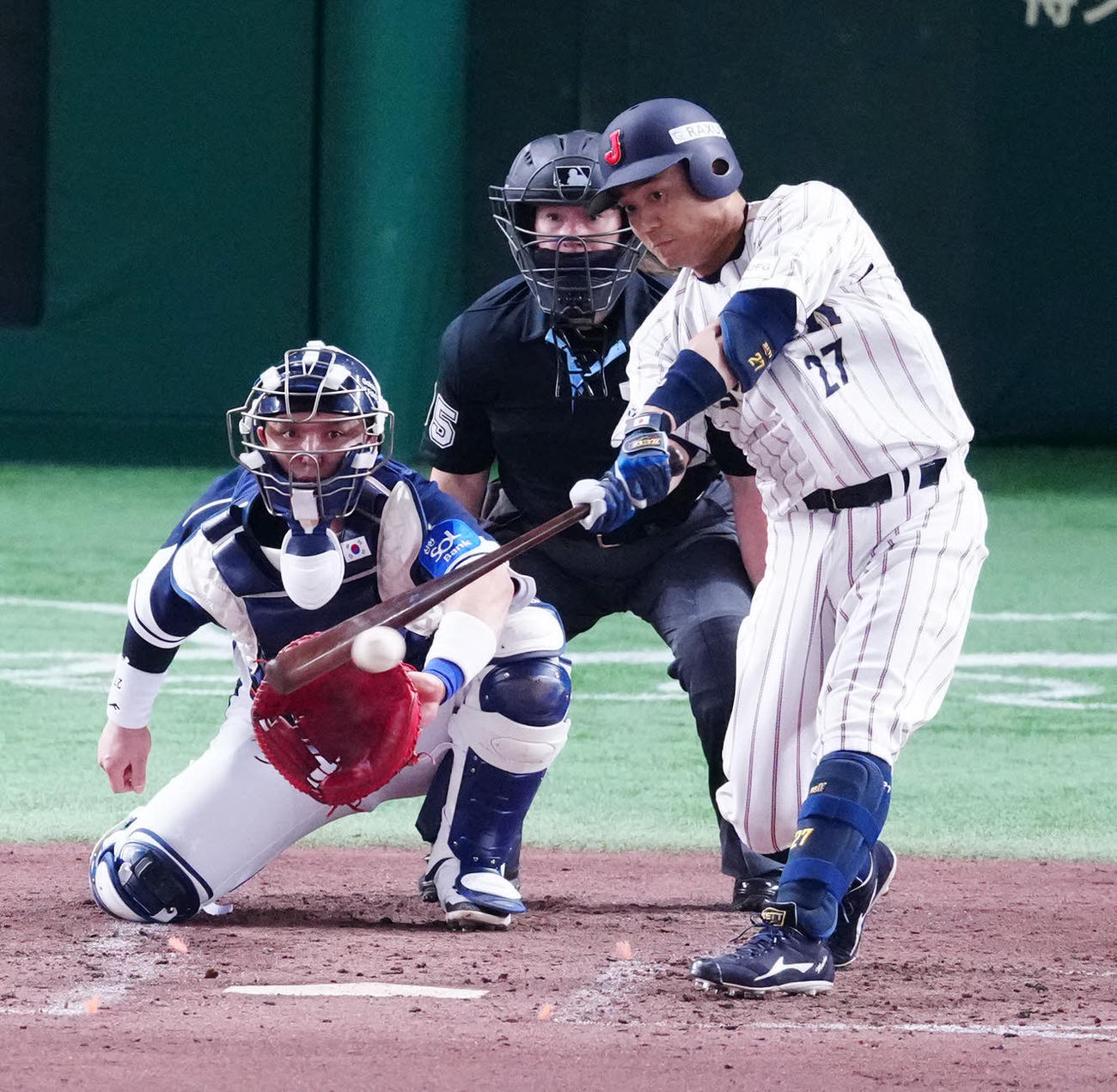 日本対韓国　4回裏日本1死一塁、二塁打を放つ代打中村（撮影・江口和貴）