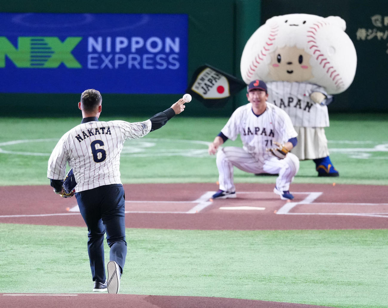 日本対韓国　試合前、始球式に臨む中田氏。捕手は松田野手総合コーチ（撮影・江口和貴）