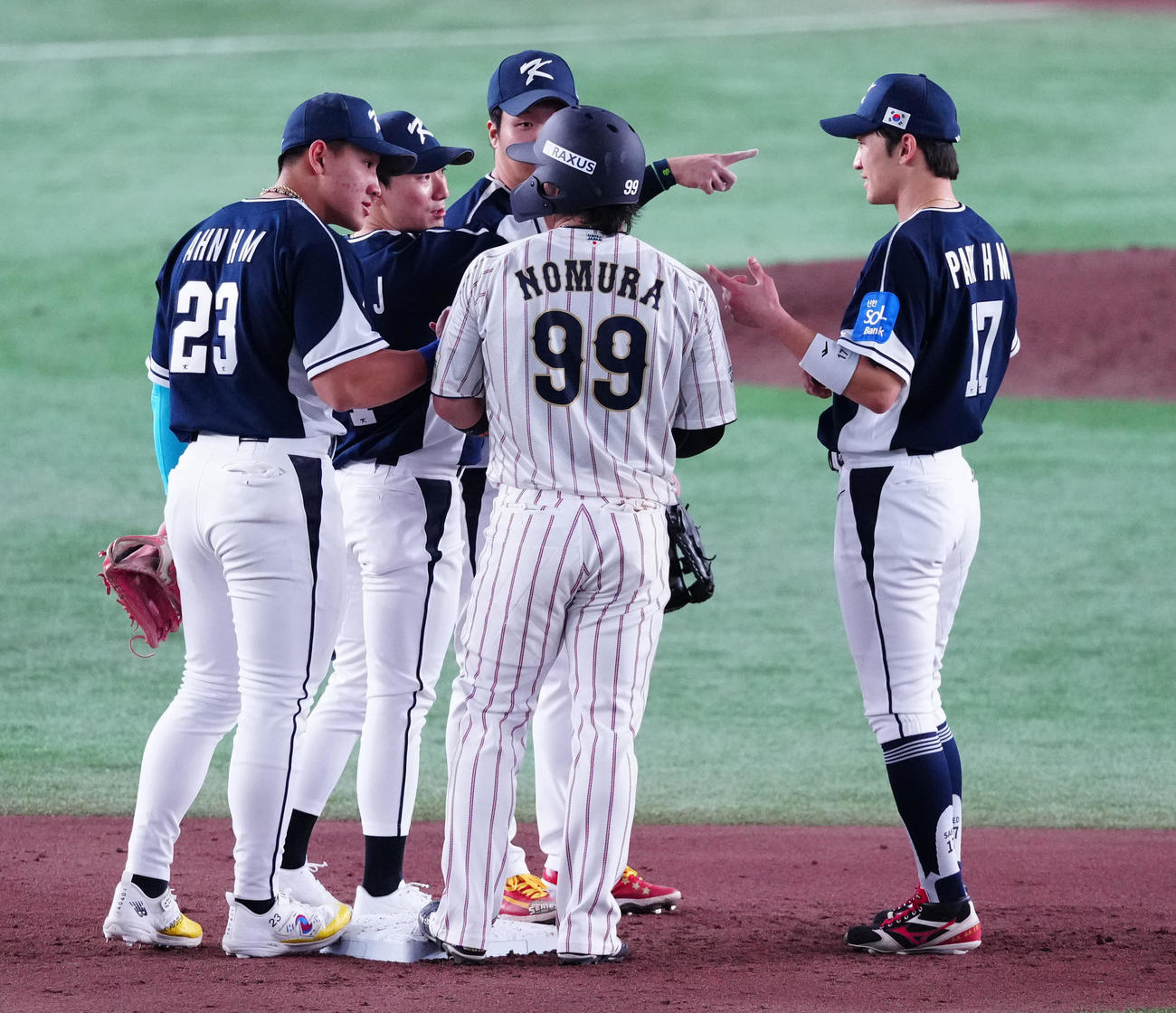 日本対韓国　5回裏、野村（中央）と話す韓国の選手たち（撮影・江口和貴）