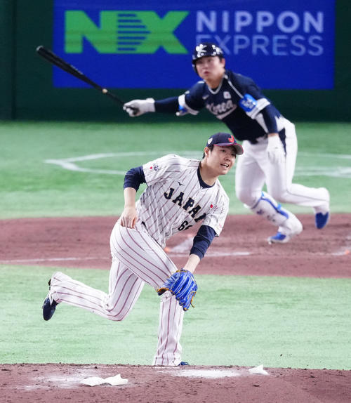 侍ジャパン】松本裕樹の右足首付近に当たった痛烈な打球を、一塁手