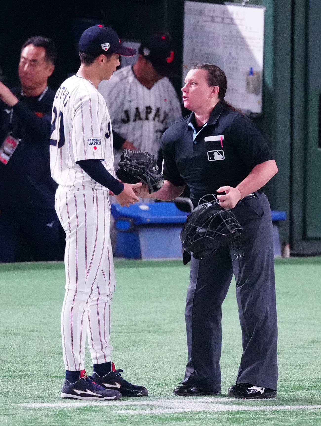 日本対韓国　1回表終了後、パウォル球審（右）からチェックされる先発の曽谷（撮影・江口和貴）