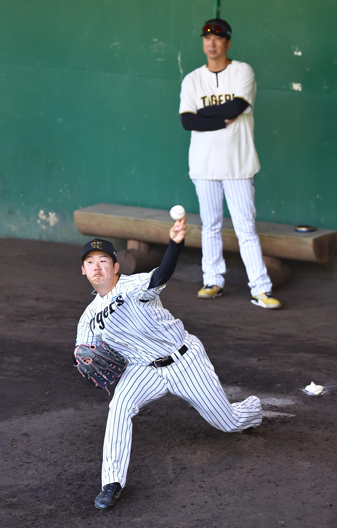 藤川監督のチェックを受けながら投球練習をする門別（撮影・上田博志）