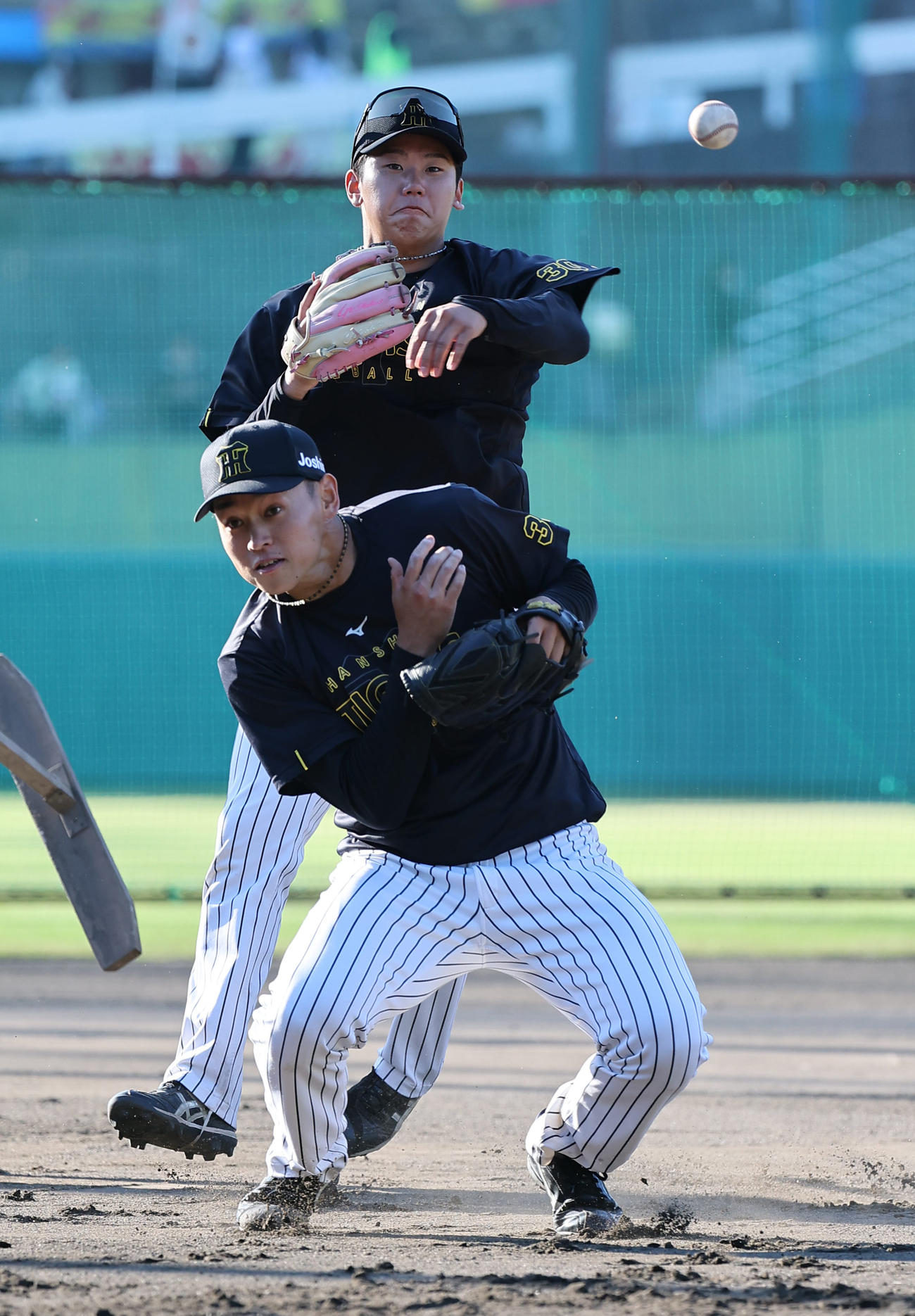 門別の送球を間一髪でよける早川（撮影・上田博志）
