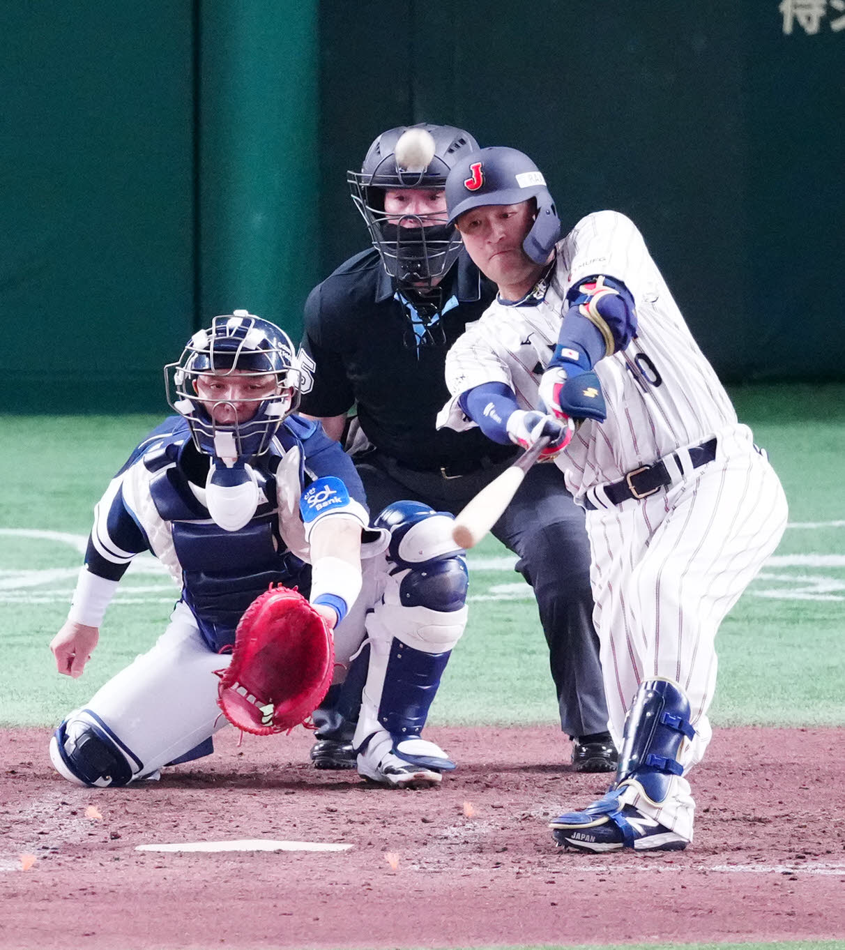 日本対韓国　5回裏日本無死一、二塁、3点本塁打を放つ代打岸田（撮影・江口和貴）
