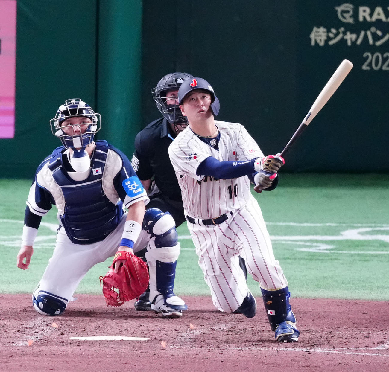日本対韓国　5回裏日本無死一、二塁、3点本塁打を放つ代打岸田（撮影・江口和貴）