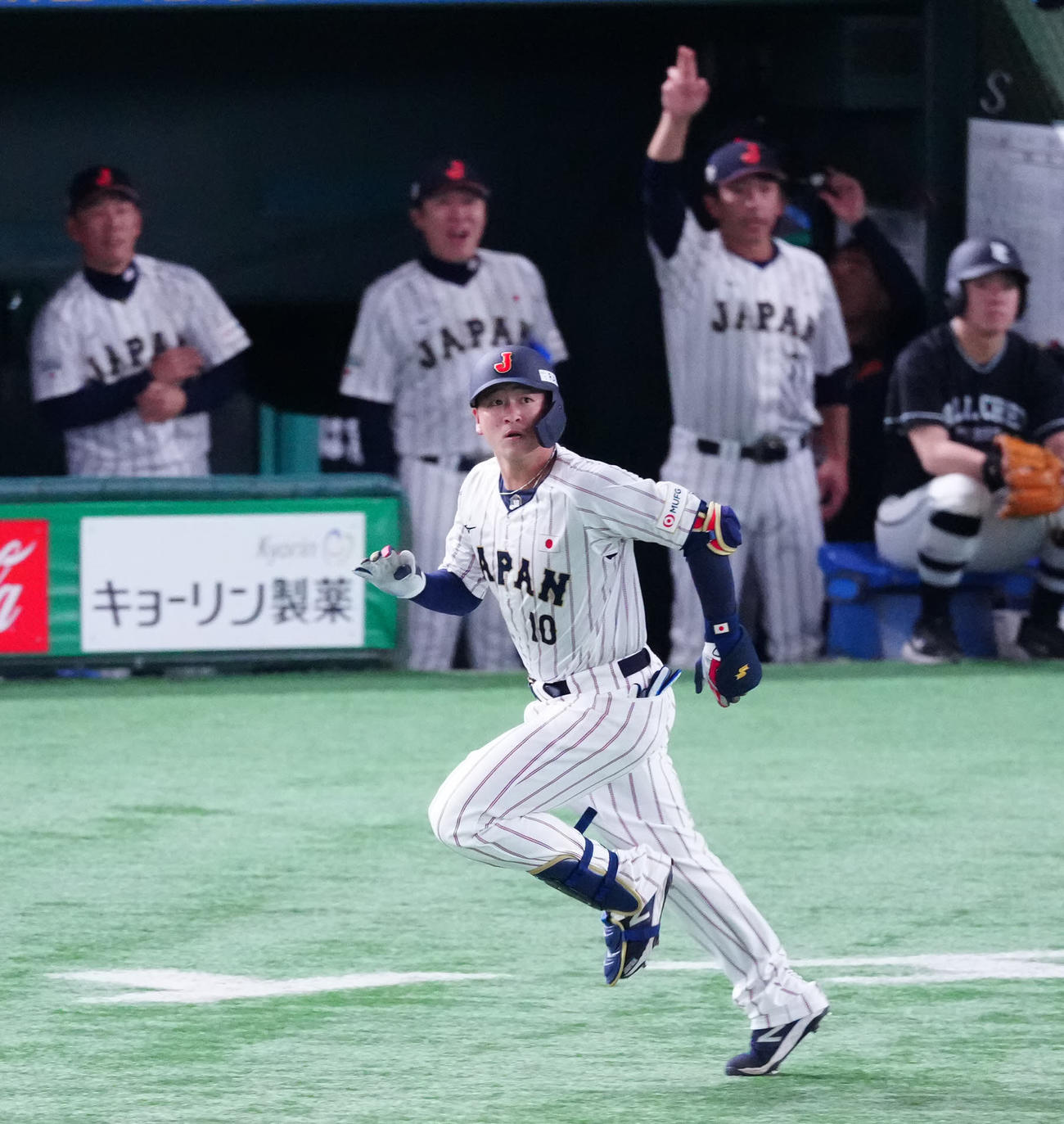 日本対韓国　5回裏日本無死一、二塁、3点本塁打を放つ代打岸田（撮影・江口和貴）