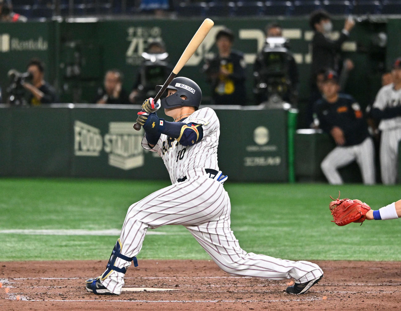 日本対韓国　5回裏日本無死一、二塁、代打岸田は左中間へ3点本塁打を放つ（撮影・滝沢徹郎）