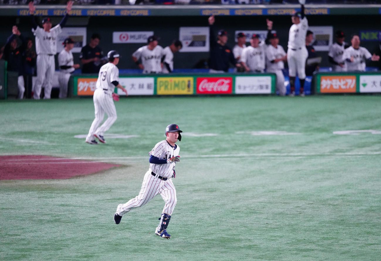 日本対韓国　5回裏日本無死一、二塁、3点本塁打を放ちダイヤモンドを1周する代打岸田（撮影・江口和貴）