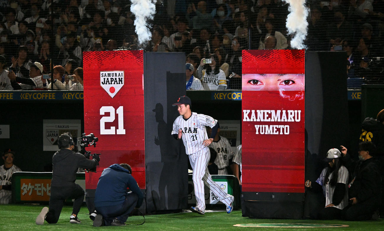日本対韓国　試合前に紹介され入場する金丸（撮影・滝沢徹郎）