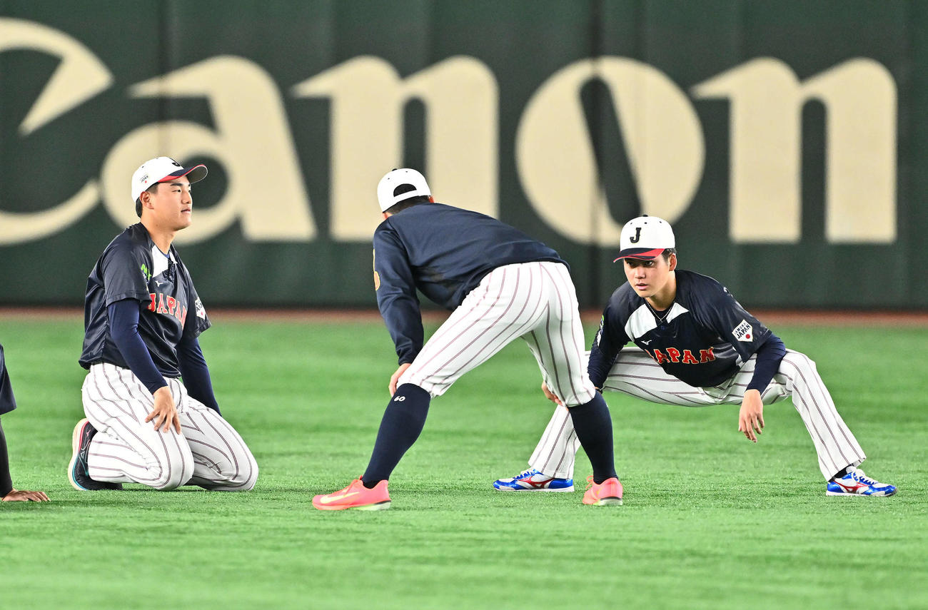 日本対韓国　試合前練習でチームメートと談笑する金丸（右）（撮影・滝沢徹郎）