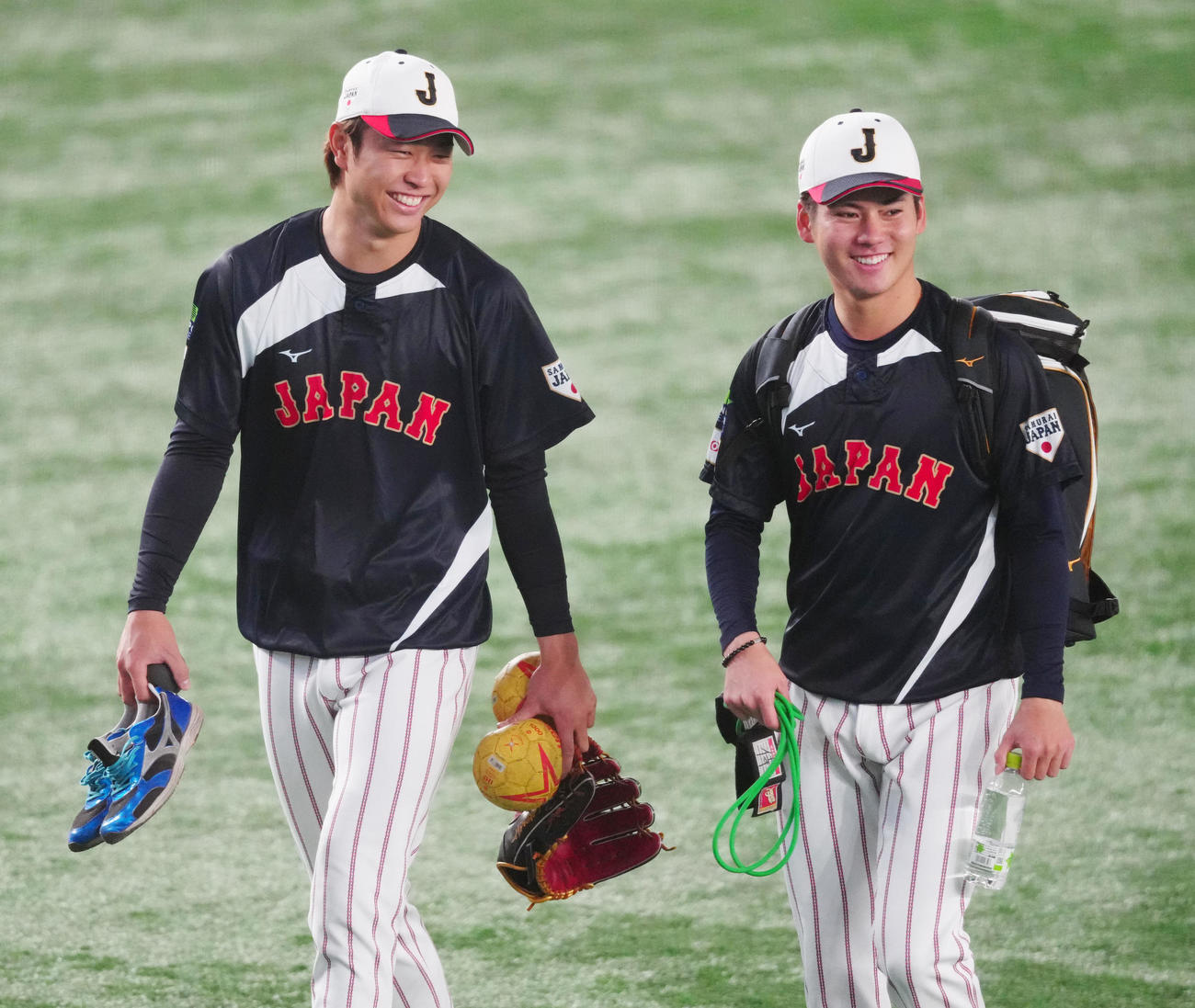 日本対韓国　試合前に向かう金丸（右）と高橋（撮影・江口和貴）