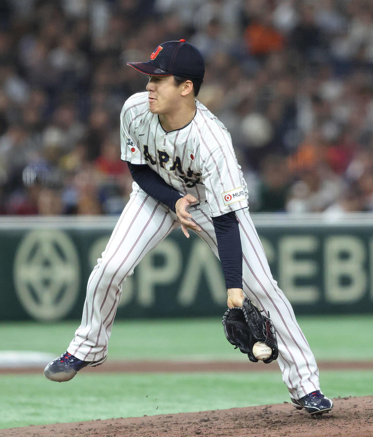 日本対韓国　7回表韓国2死一、二塁、朴海旻を投ゴロに抑える北山（撮影・河田真司）