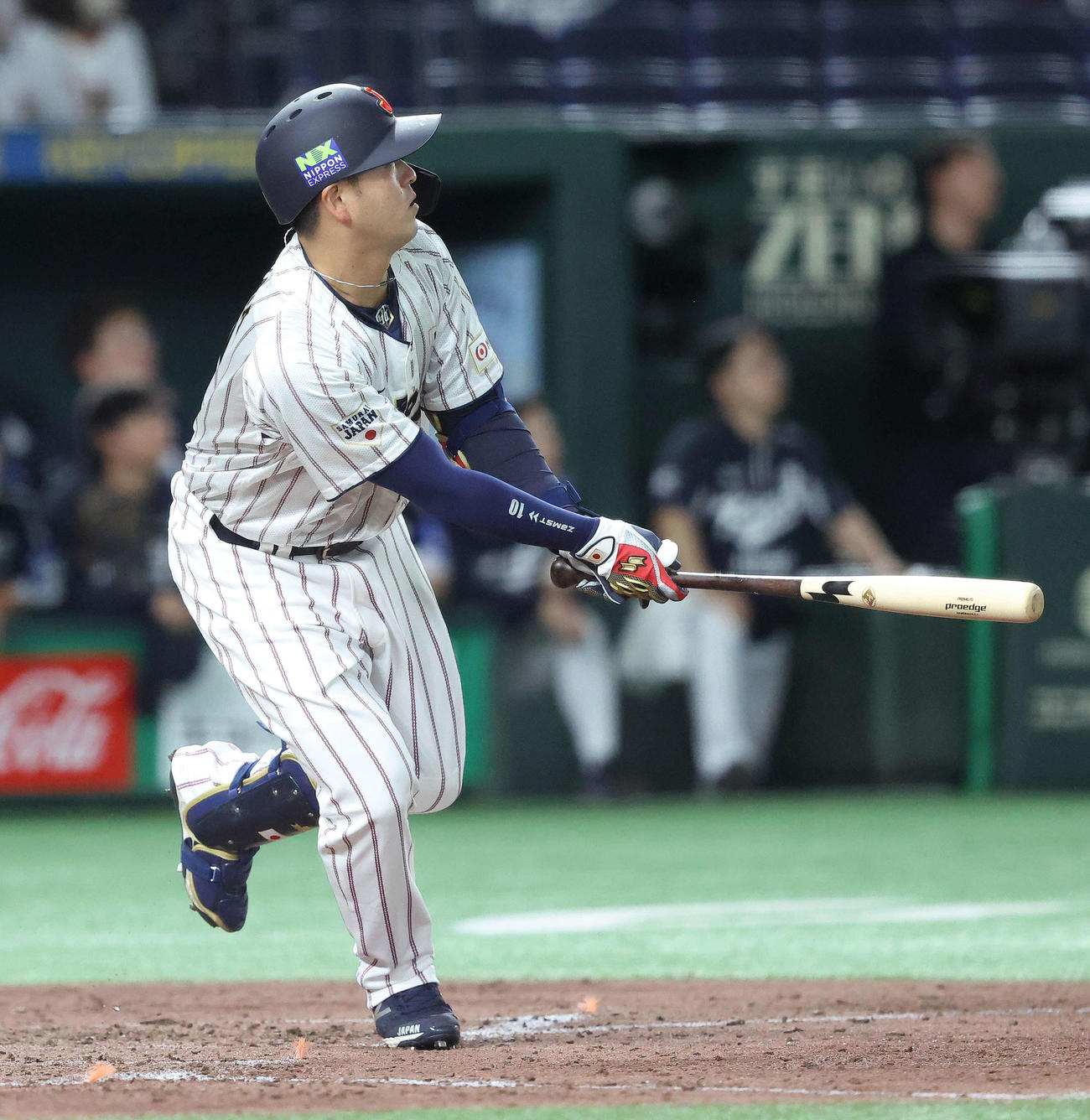 日本対韓国　5回裏日本無死一、二塁、左中間3点本塁打を放つ岸田（撮影・河田真司）