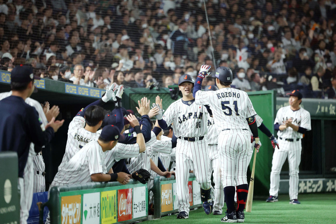 日本対韓国　5回裏日本無死一、二塁、左中間3点本塁打で生還し、チームメートに迎えられる岸田（中央）（撮影・河田真司）