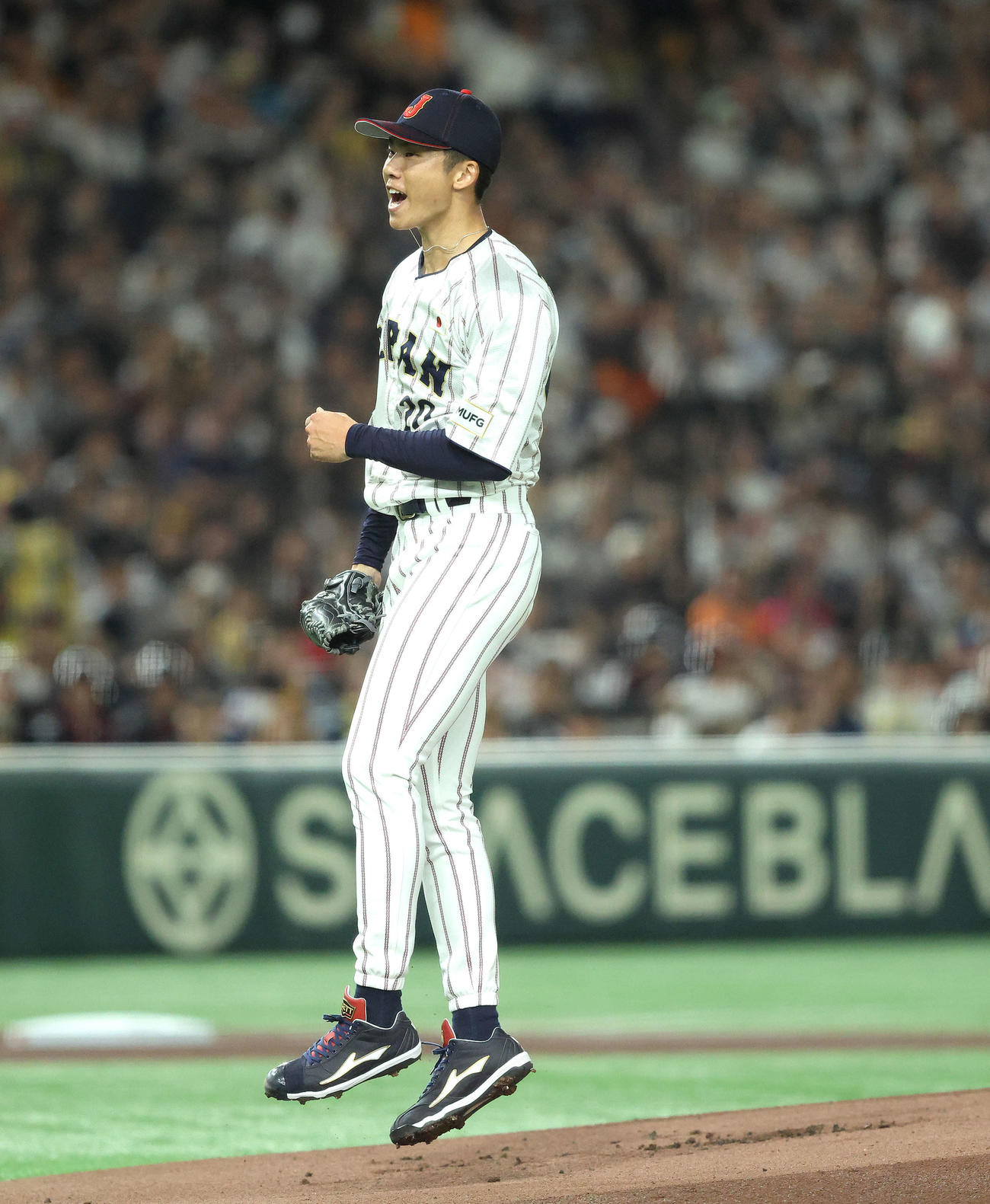 日本対韓国　1回表を抑えガッツポーズする曽谷（撮影・河田真司）