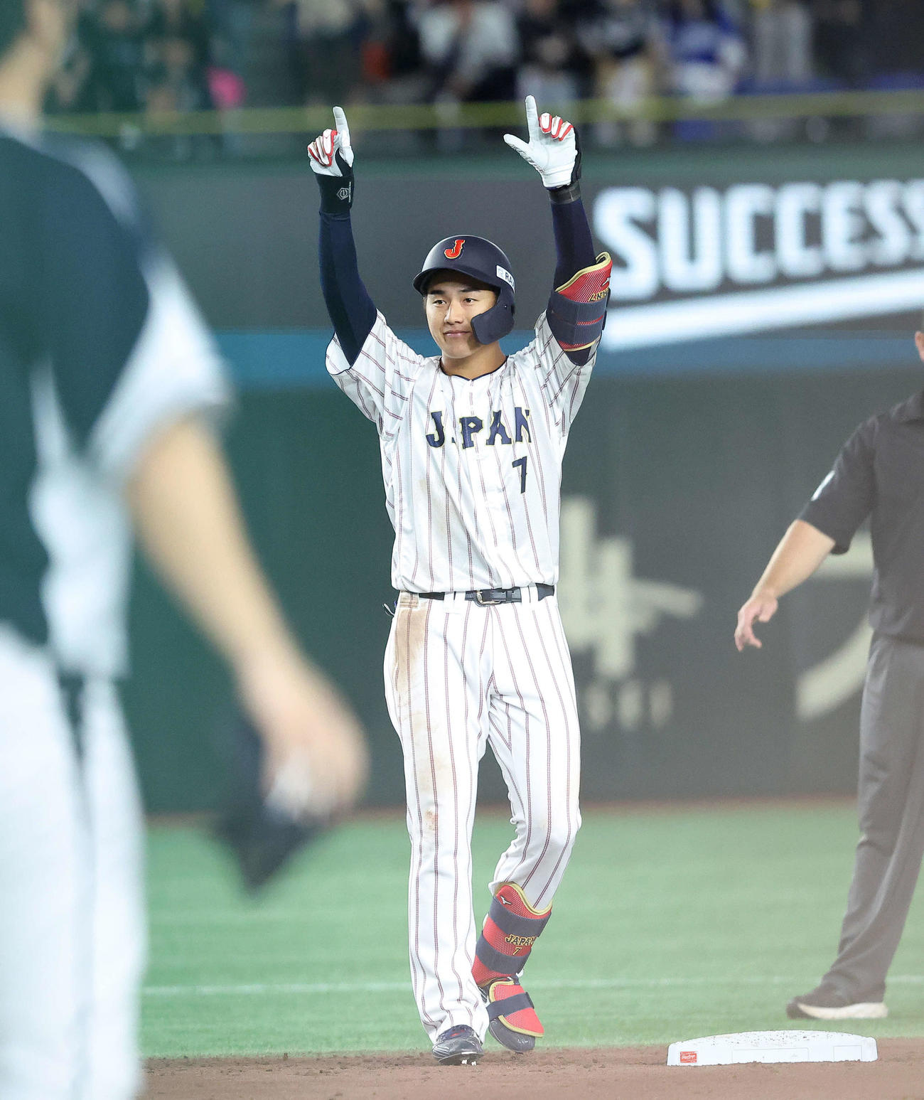 日本対韓国　4回裏日本2死二、三塁、同点の2点適時二塁打を放ちポーズをとる西川（撮影・河田真司）