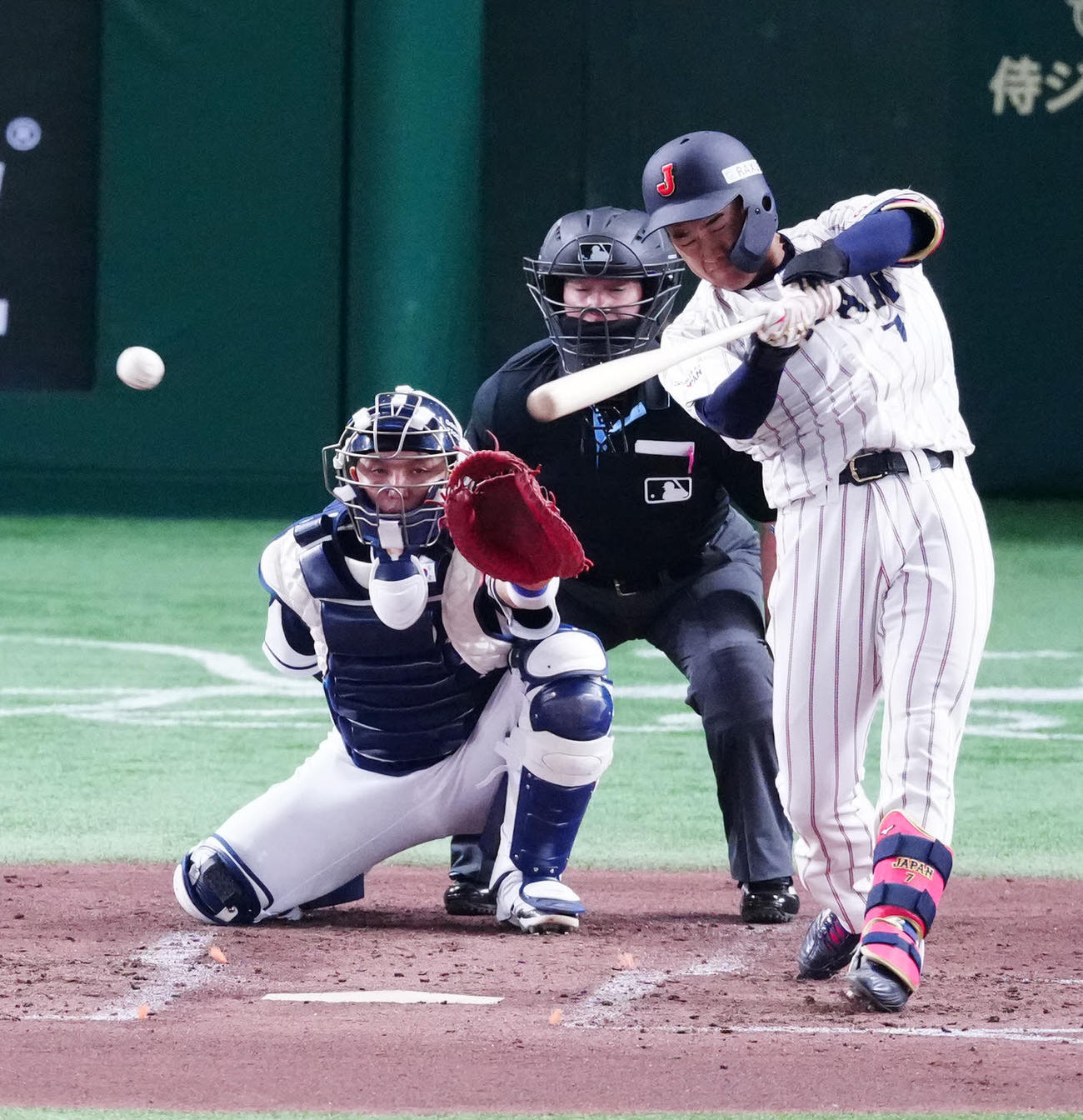 日本対韓国　3回裏日本無死、右前打を放つ西川（撮影・江口和貴）